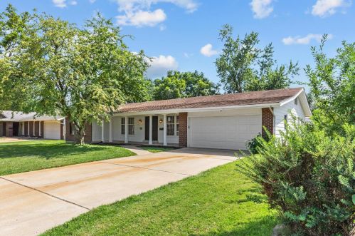 628 Coach House Dr, Hazelwood, MO 63042-3423