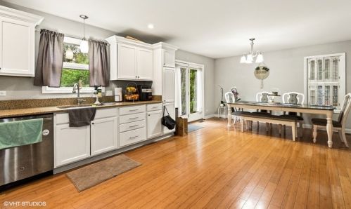 4667 Middle Rd, Gurnee, IL 60031-3223