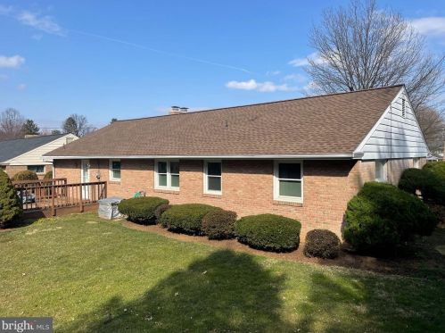 18 Glendale Dr, Lancaster, PA 17602-3310