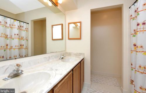 5 Brookline Ct, Princeton NJ  08540-1741 exterior
