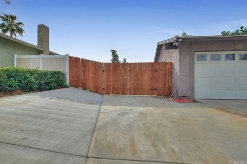 2742 Gleason Ct, Riverside CA  92506-4325 exterior