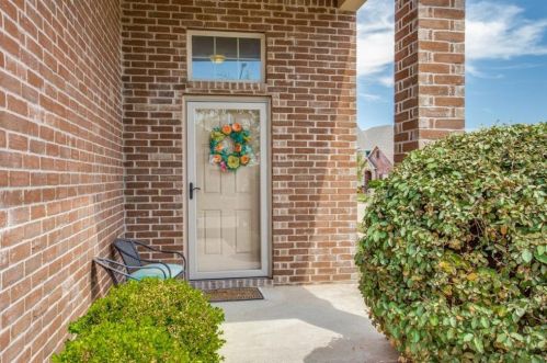 5621 Thunder Bay Dr, Fort Worth, TX 76119-8508