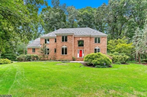 8 Elshaer Ct, Dover, NJ 07869-1923