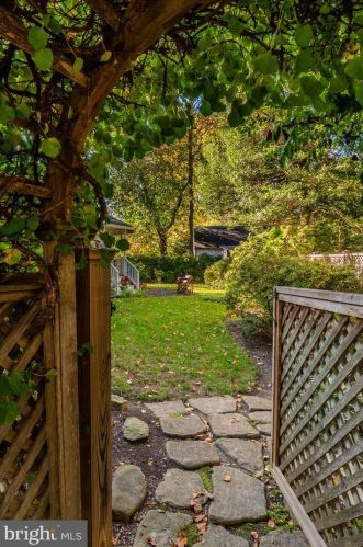 1211 Pinecrest Cir, Silver Spring MD exterior