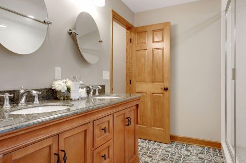 879 Hoyt Ave, Saint Paul MN  55106-1042 exterior