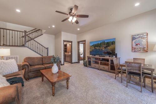 10955 Ski Slope Way, Truckee CA  96161-6613 exterior