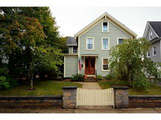 16 Pleasant St, Westerly, RI 02891-1610