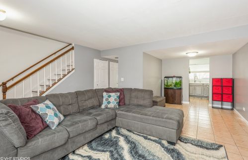 1463 Oxford St, Carol Stream IL  60188-9094 exterior