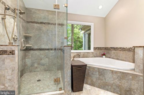 8006 Middlewood Pl, Springfield VA  22153-1928 exterior