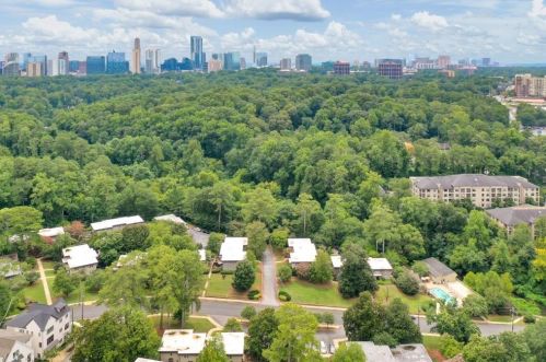 275 Lakemoore Dr, Atlanta GA  30342-3828 exterior