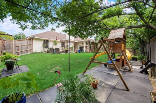 1131 Brookside Dr, Cedar Hill TX 75104-8800 exterior