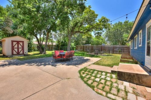 802 8th St, Georgetown, TX 78626-5406