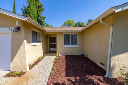 459 Valencia Ln, Vacaville, CA 95688-2139