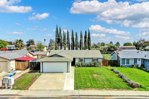 327 Colonial Cir, Vacaville, CA 95687-6710