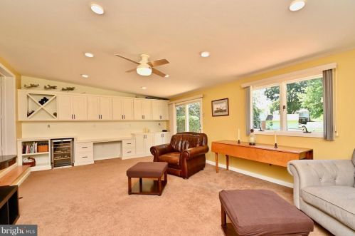 8513 Fairburn Dr, Springfield VA  22152-3225 exterior