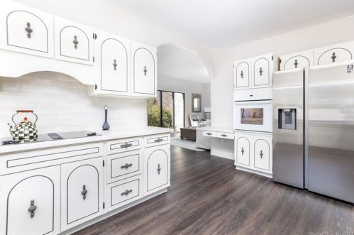 28 Bonita Dr, Huntington CT  06484-5106 exterior