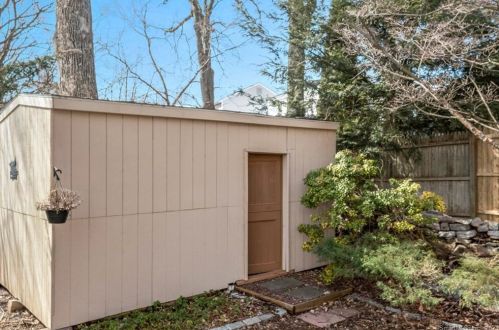 27 Hawthorne Dr, Norwalk CT  06851-4113 exterior