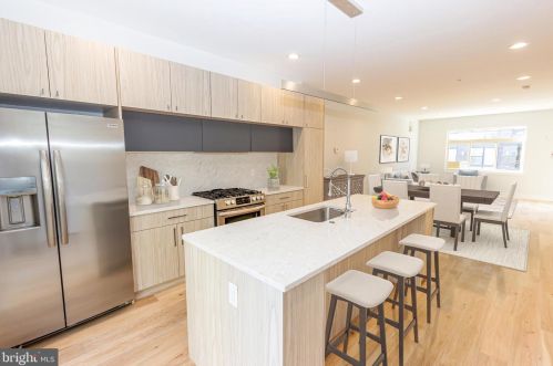 1911 4th St, Philadelphia, PA 19122-2206