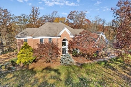 7 Old Dutch Rd, Warren, NJ 07059-7160