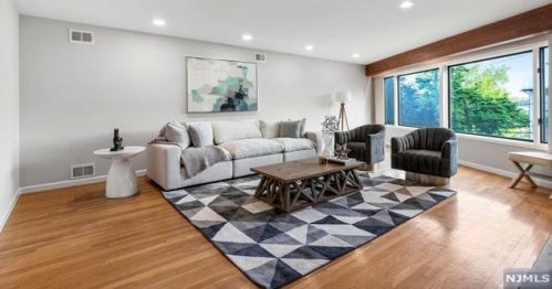 5 Park St, Edgewater, NJ 07020-1407