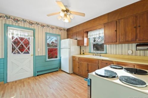 72 Flanders Rd, Niantic CT  06357-1525 exterior