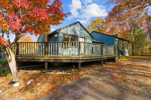 461 Robin Hollow Rd, West Greenwich, RI 02817-2118
