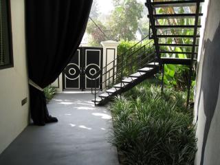 2520 Beachwood Dr, Los Angeles CA  90068-2343 exterior