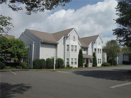8 Greenview Ln, Milford, CT 06461-2364