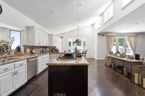 1566 Hillside Dr, Glendale CA  91208-2456 exterior