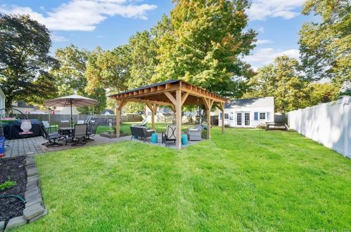 9 Pine Dr, Windsor Locks, CT 06096-1634