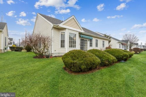 39 Mockingbird Dr, Trenton NJ  08690-3565 exterior