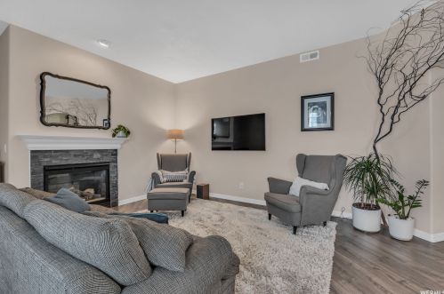 18 Courtyard Ln, Centerville, UT 84014-2816