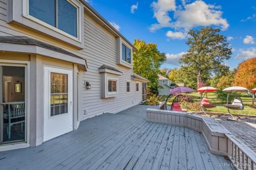 7 Crestview Dr, Oswego IL  60543-9475 exterior