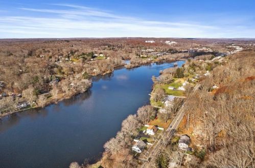72 Flanders Rd, Niantic CT  06357-1525 exterior