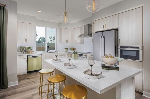 824 Harbor Blvd, Santa Ana, CA 92704-2335