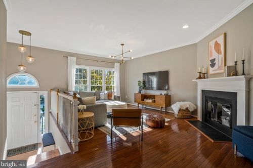 2118 Kings Garden Way, Falls Church, VA 22043-2567