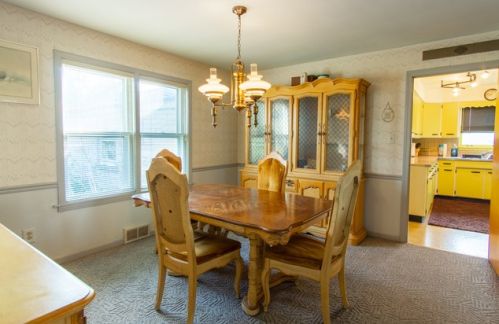 1104 Meadow Ln, Mount Prospect, IL 60056-1023