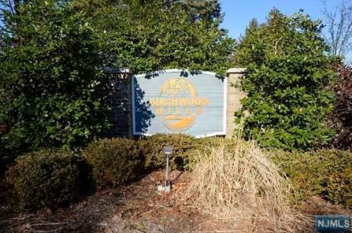 551 Adirondack Ct, Mahwah, NJ 07430-2743