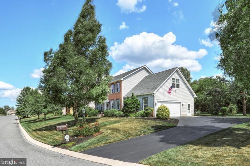 1444 Greenmeadow Dr, York, PA 17408-8536