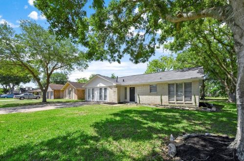 133 Dallas St, Angleton TX  77515-4100 exterior