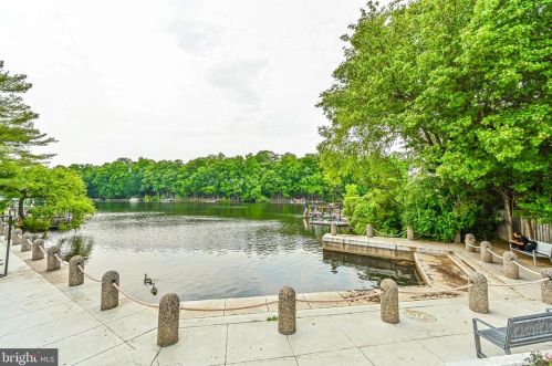 1951 Sagewood Ln, Herndon VA  20191-5409 exterior