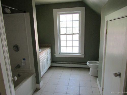 27 Park St, Lisbon, ME 04250-6428