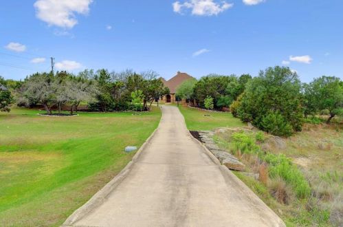 201 Canyonwood Dr, Mount Sharp, TX 78620-3917