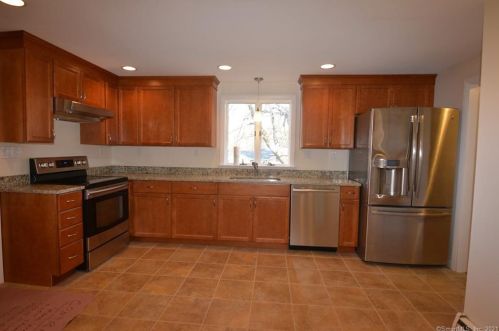 37 Carol Dr, Cheshire CT  06410-2901 exterior