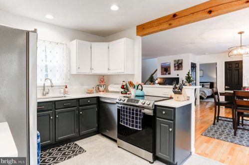 1546 Dunmore Dr, Lancaster PA  17602-1247 exterior