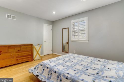 6808 Houndmaster Rd, Springfield VA  22152-2715 exterior