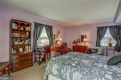 48 Valleybrook Dr, Lancaster PA  17601-4618 exterior