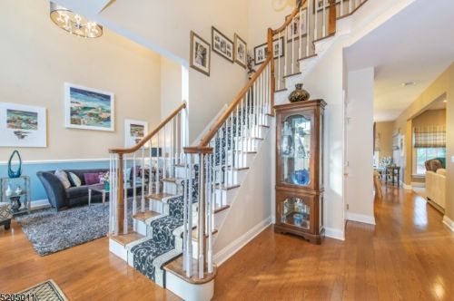 60 Mackenzie Ln, Parsippany, NJ 07834-3724