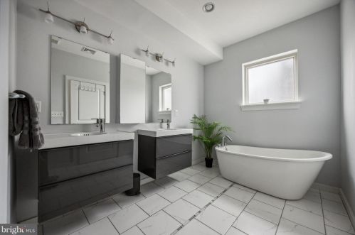 1226 4 St, Philadelphia PA 19147-0052 exterior