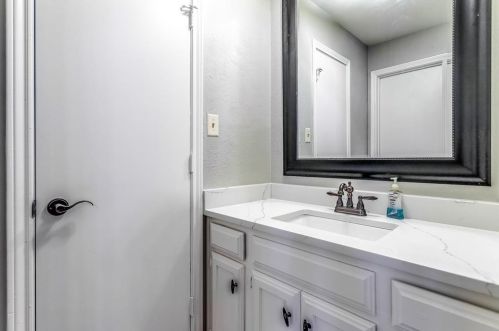 2820 Cliffbrook Dr, Carrollton TX 75007-5709 exterior